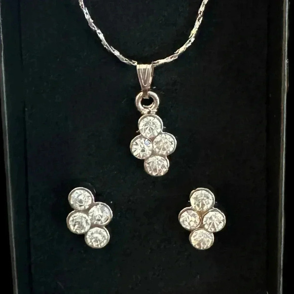 Silver Tone Cluster Crystal Necklace Earring Set Women’s Fashion Jewelry - Picture 3 of 6